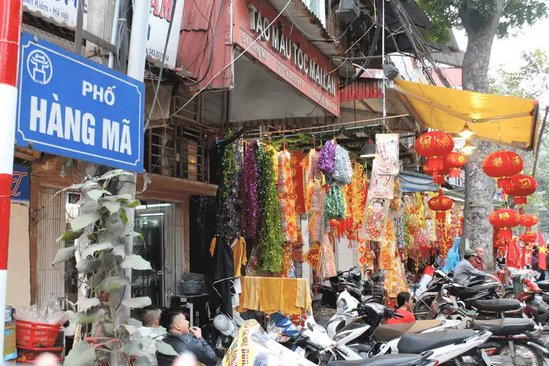 wanderlust tips pho hang ma ron rang trong nhung ngay cuoi nam san sang don tet 14