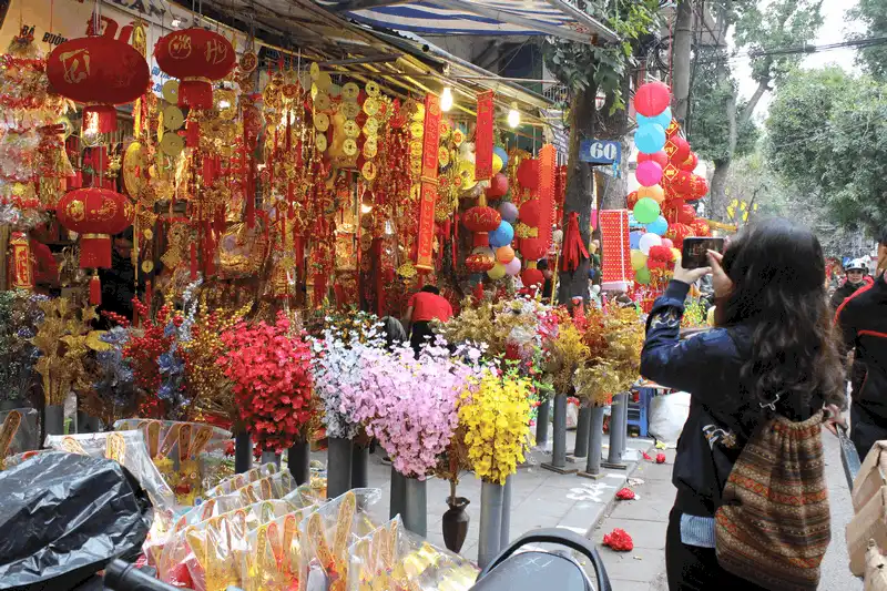 wanderlust tips pho hang ma ron rang trong nhung ngay cuoi nam san sang don tet 8