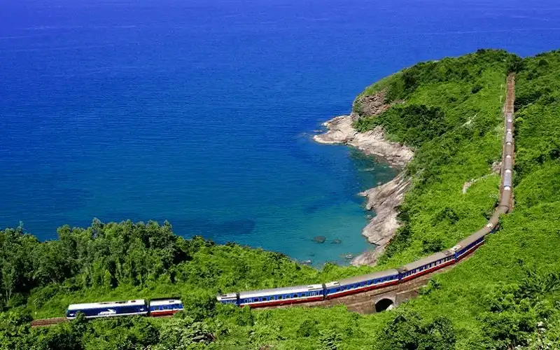 Tàu hỏa xuyên Việt là 1 trong 10 tuyến tàu đẹp nhất châu Á 2018 5 wanderlust tips tau hoa xuyen viet la 1 trong 10 tuyen tau dep nhat chau 2018 1