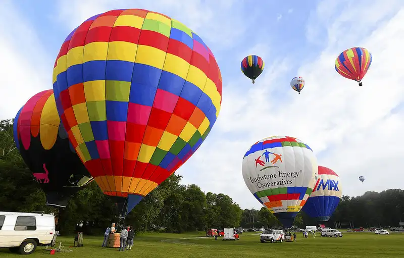 wanderlust tips thuy si ruc ro sac mau trong le hoi khinh khi cau quoc te lan thu 40 3