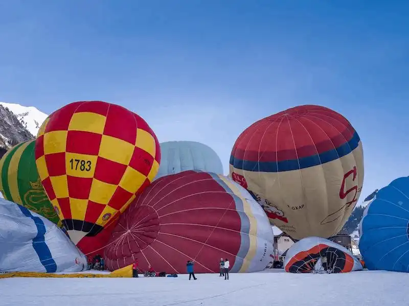 wanderlust tips thuy si ruc ro sac mau trong le hoi khinh khi cau quoc te lan thu 40 6