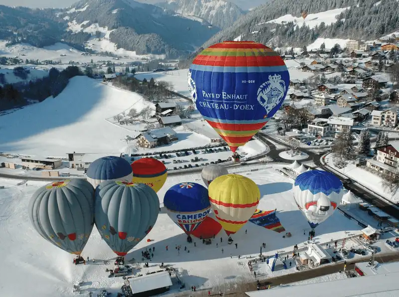 wanderlust tips thuy si ruc ro sac mau trong le hoi khinh khi cau quoc te lan thu 40 8