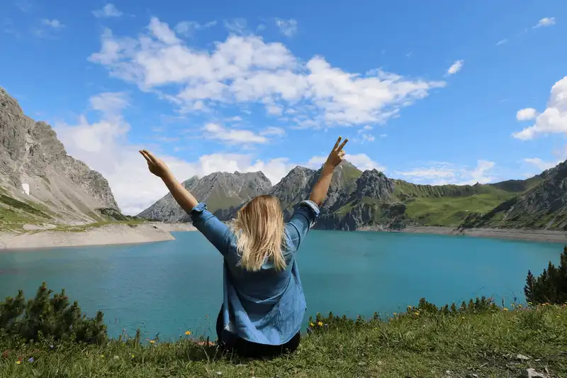 wanderlust tips travel blogger emily luxton hay luon mo rong long va noi co voi moi co hoi 5