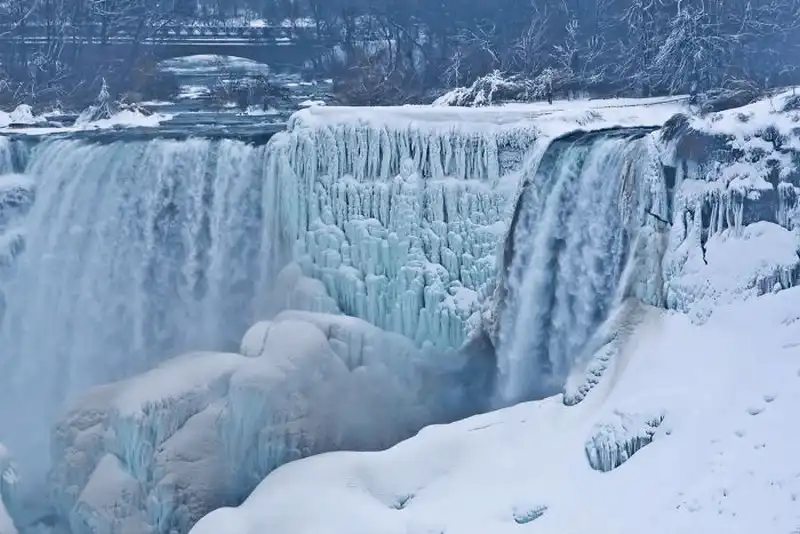 wanderlust tips ve dep ngoan muc khi thac niagara dong bang duoi thoi tiet 67c 14