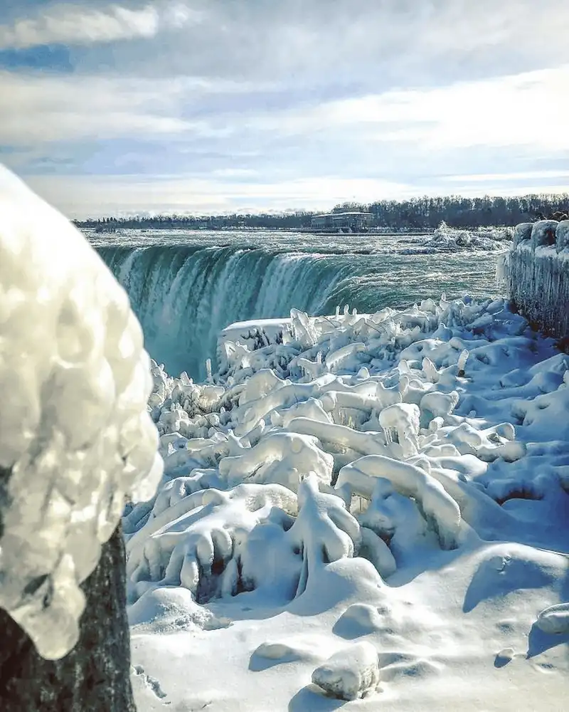 Vẻ đẹp ngoạn mục khi thác Niagara đóng băng dưới thời tiết -67°C 7 wanderlust tips ve dep ngoan muc khi thac niagara dong bang duoi thoi tiet 67c 3