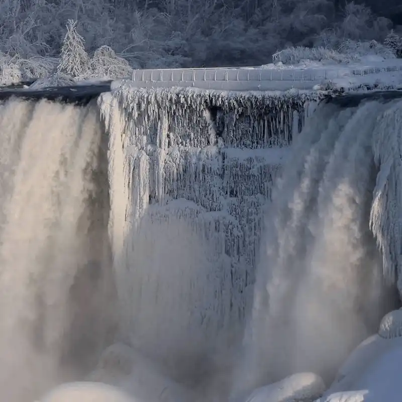 Vẻ đẹp ngoạn mục khi thác Niagara đóng băng dưới thời tiết -67°C 11 wanderlust tips ve dep ngoan muc khi thac niagara dong bang duoi thoi tiet 67c 7
