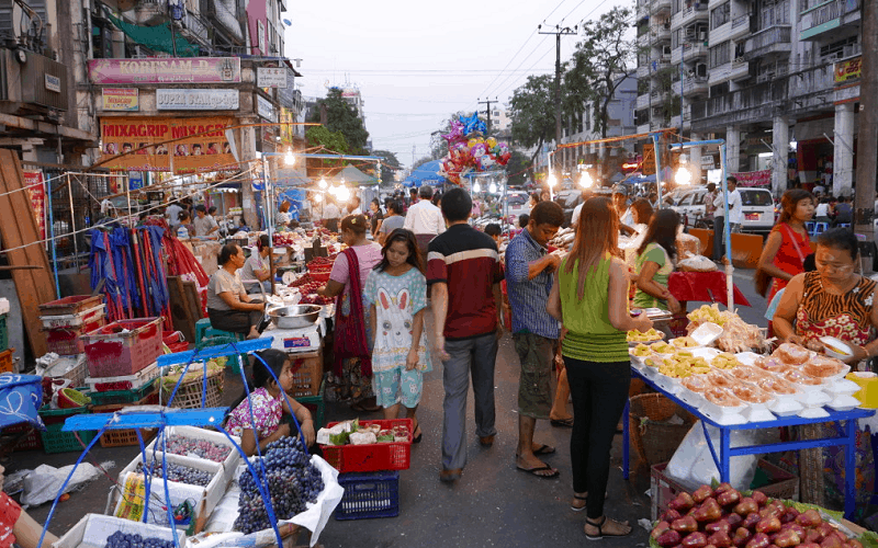 Ghé thăm 5 khu chợ nhộn nhịp nhất ở Yangon, Myanmar 5 wanderlust tips ghe tham 5 khu cho day mau sac nhat o yangon myanmar 0