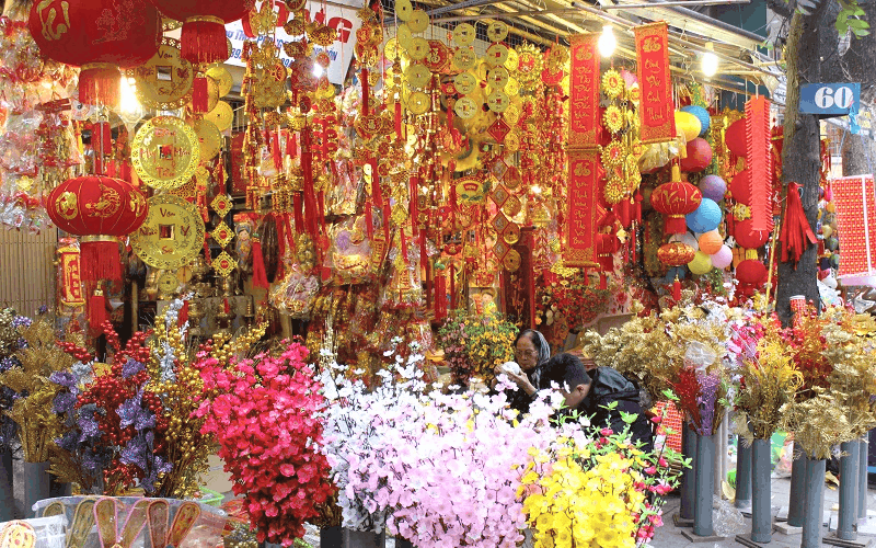 Phố Hàng Mã rộn ràng những ngày cận Tết Mậu Tuất