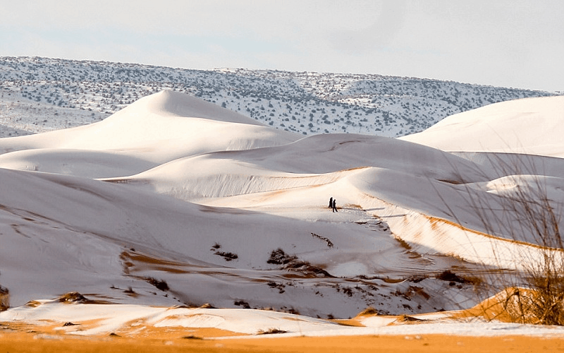 Tuyết rơi trắng xóa ở sa mạc nóng nhất hành tinh