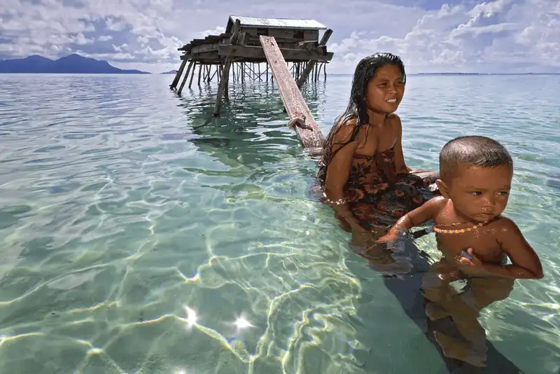 Bajau - Bộ tộc có khả năng bơi lặn như "người cá" 8 wanderlust tips bajau bo toc co kha nang boi lan nhu nguoi ca 1