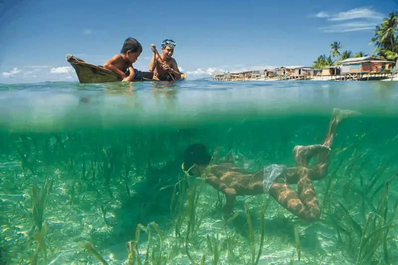 Bajau - Bộ tộc có khả năng bơi lặn như "người cá" 10 wanderlust tips bajau bo toc co kha nang boi lan nhu nguoi ca 2