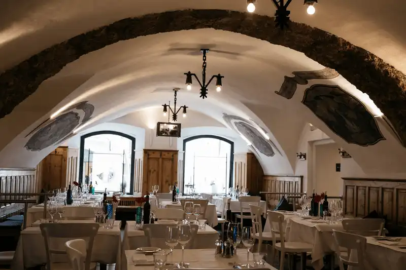 wanderlust tips diem danh 10 khach san co tuoi tho cao nhat gioi 11