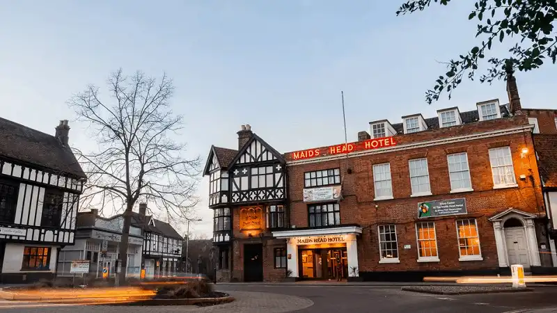 wanderlust tips diem danh 10 khach san co tuoi tho cao nhat gioi 4