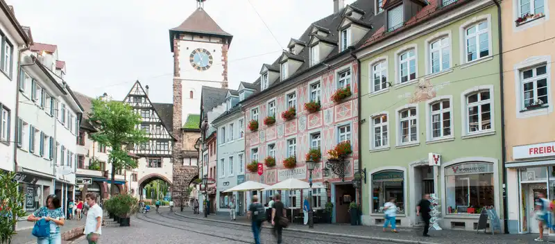 wanderlust tips diem danh 10 khach san co tuoi tho cao nhat gioi 5