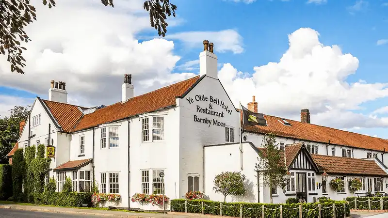 wanderlust tips diem danh 10 khach san co tuoi tho cao nhat gioi 6