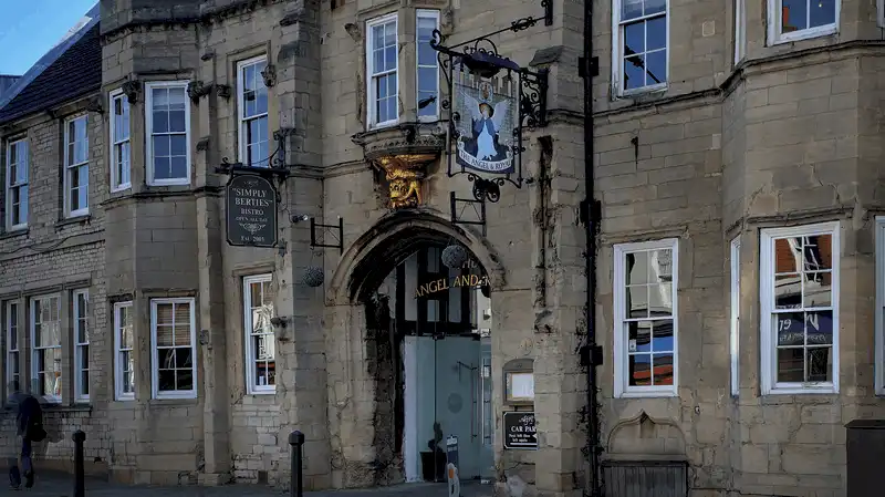 wanderlust tips diem danh 10 khach san co tuoi tho cao nhat gioi 7