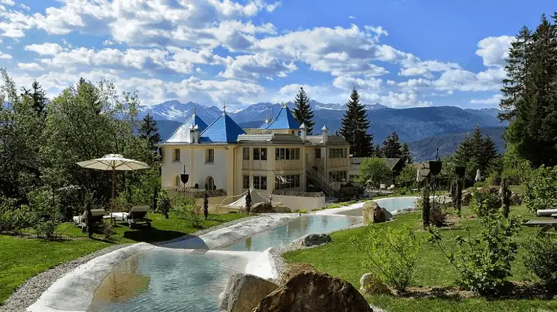 wanderlust tips diem danh 10 khach san co tuoi tho cao nhat gioi 9