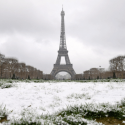 wanderlust tips phap dong cua thap eiffel vi tuyet roi qua day 1