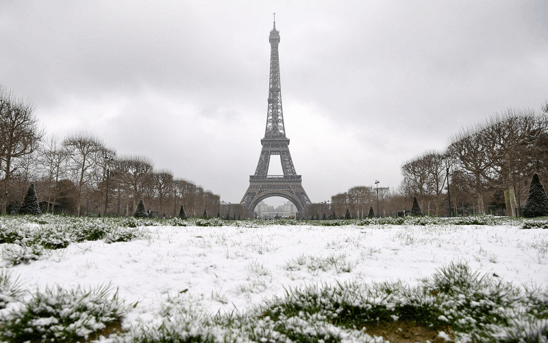 Pháp đóng cửa tháp Eiffel vì tuyết rơi quá dày