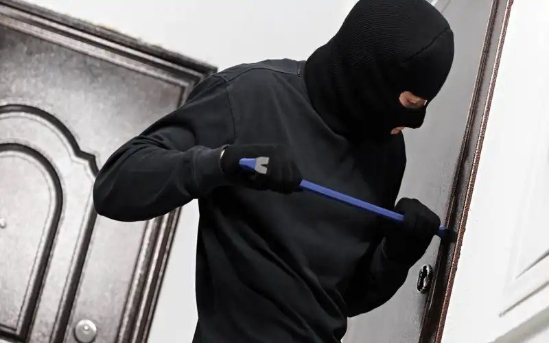 wanderlust tips 6 cach de bao ve ngoi nha cua ban khi ban di du lich 6