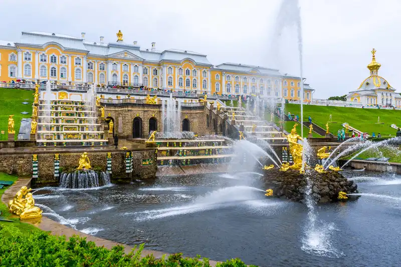 Lễ hội khai mở đài phun nước tại cung điện mùa hè Peterhof 2018 7 wanderlust tips le hoi khai mo dai phun nuoc tai cung dien mua he Peterhof 3