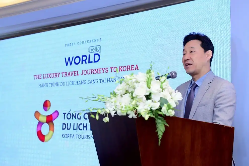 Công bố chuỗi hành trình Hello World - Hành trình du lịch hạng sang tại Hàn Quốc 6 Ong Jung Chang Wook Truong dai dien Tong cuc du lich Han Quoc tai Vietnam phat bieu khai mac buoi hop bao resize