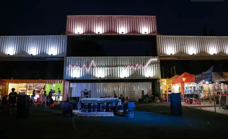 Wanderlust Tips Kham pha cho dem container ngay trung tam Sai Gon 1 e1523510189226