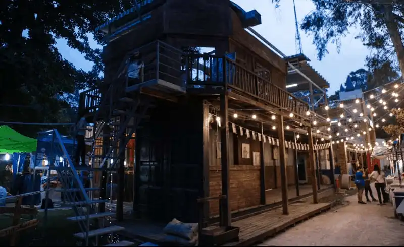 Wanderlust Tips Kham pha cho dem container ngay trung tam Sai Gon 2 e1523510226565