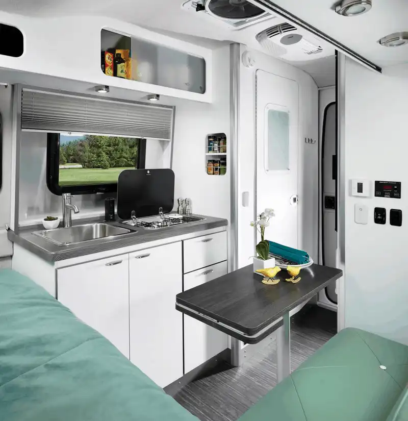 Wanderlust Tips Nest buoc dot pha trong dong xe du lich cua Airstream 5