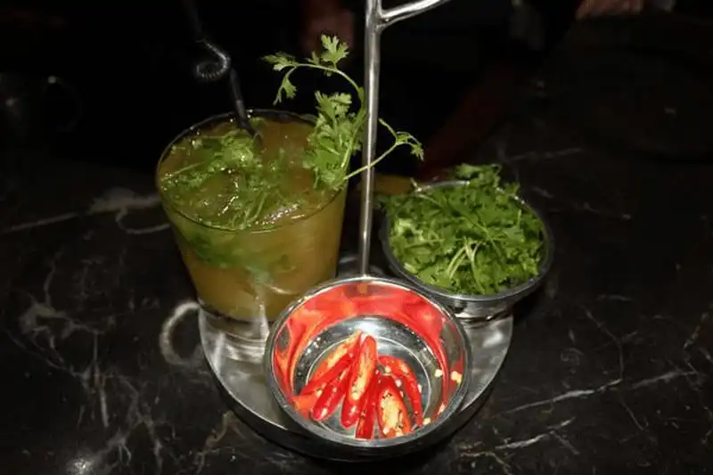 Wanderlust Tips Thuong thuc pho Viet Nam qua ly cocktail dac biet 1 Copy