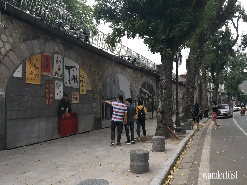 Wanderlust Tips ngam Ha Noi xua qua bich hoa tren pho Phung Hung 10