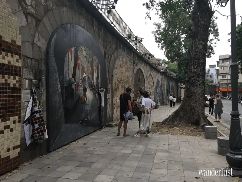 Wanderlust Tips ngam Ha Noi xua qua bich hoa tren pho Phung Hung 2