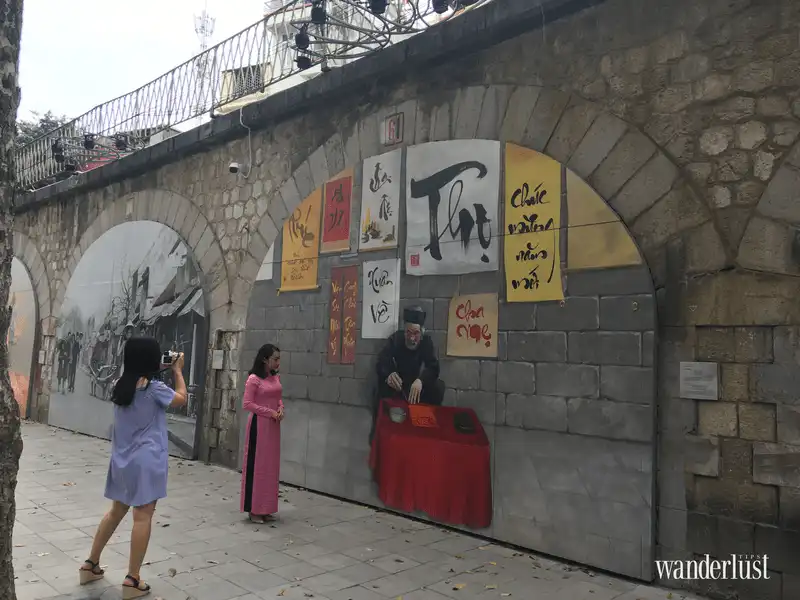 Wanderlust Tips ngam Ha Noi xua qua bich hoa tren pho Phung Hung 4