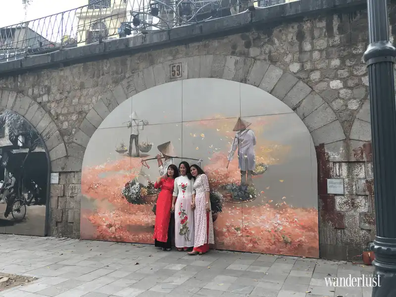 Wanderlust Tips ngam Ha Noi xua qua bich hoa tren pho Phung Hung 9