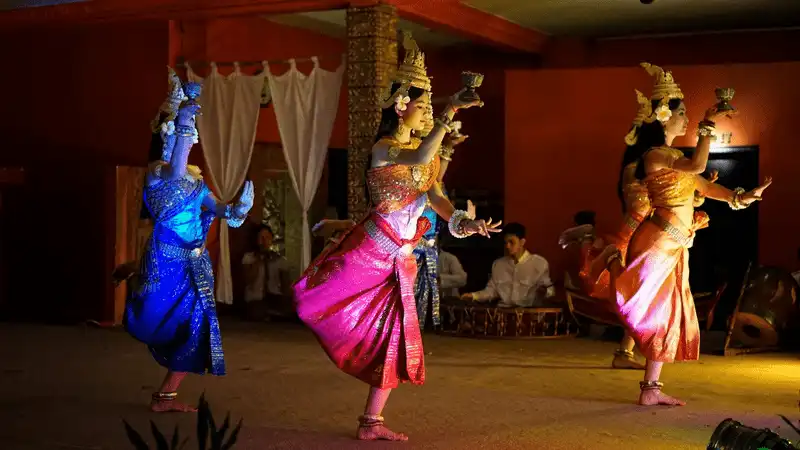 Wanderlust Tips nhung tien nu xinh dep cung dieu mua apsara cua Campuchia 1 1