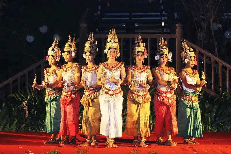 Wanderlust Tips nhung tien nu xinh dep cung dieu mua apsara cua Campuchia 1