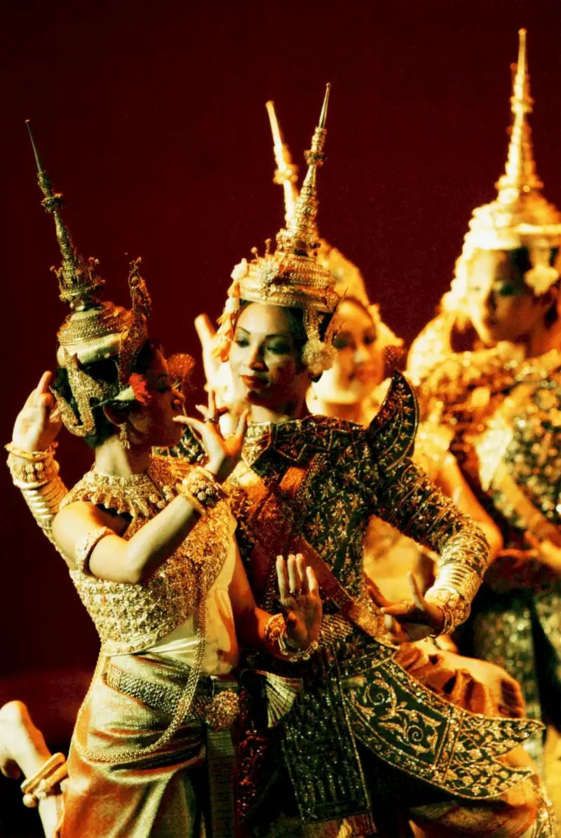 Wanderlust Tips nhung tien nu xinh dep cung dieu mua apsara cua Campuchia 3