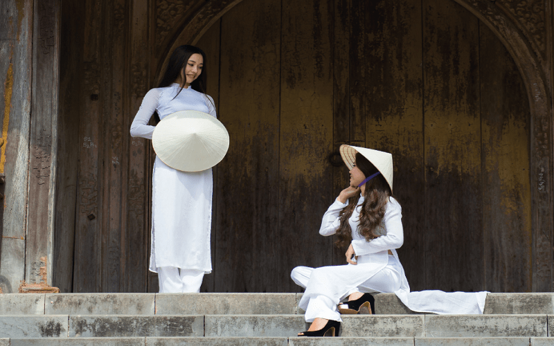 Ghé Huế may áo dài, về Hội An đo ni đóng giày