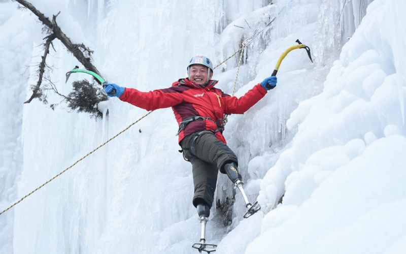 Wanderlust Tips cu ong 69 tuoi cut hai chan chinh phuc dinh nui Everest 3 1