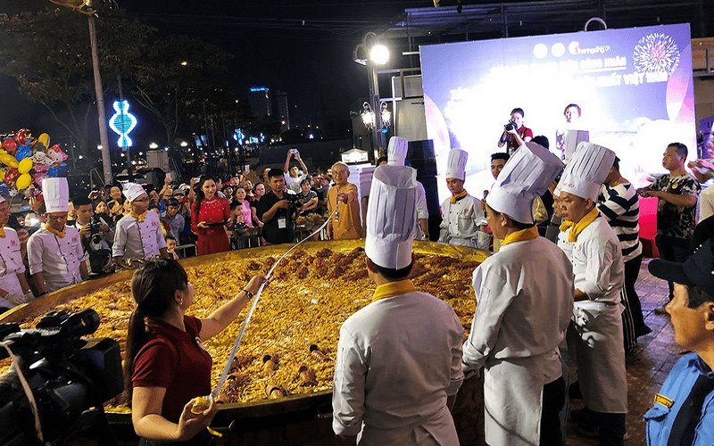 Kỷ lục chiếc bánh xèo lớn nhất Việt Nam với 100 con tôm hùm