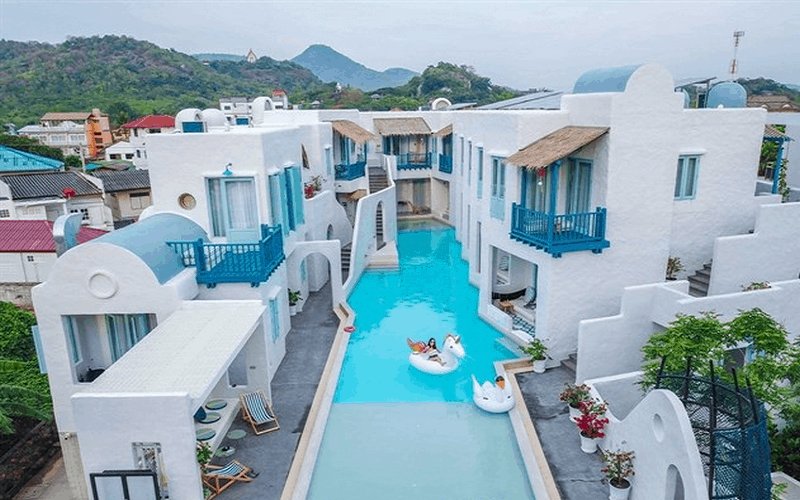 Lỡ nhịp trước khu resort có bể bơi trải dài cả thành phố ở Thái Lan