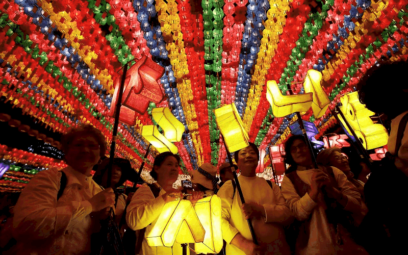 wanderlust tips le phat dan vesak tai cac quoc gia 1