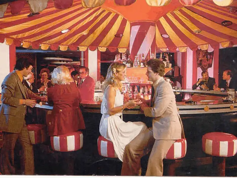 Tạp chí du lịch Wanderlust Tips 20 bức ảnh xưa cũ của những quầy bar khách sạn nổi tiếng thế giới