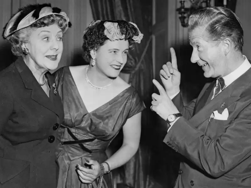 Tạp chí du lịch Wanderlust Tips 20 bức ảnh xưa cũ của những quầy bar khách sạn nổi tiếng thế giới