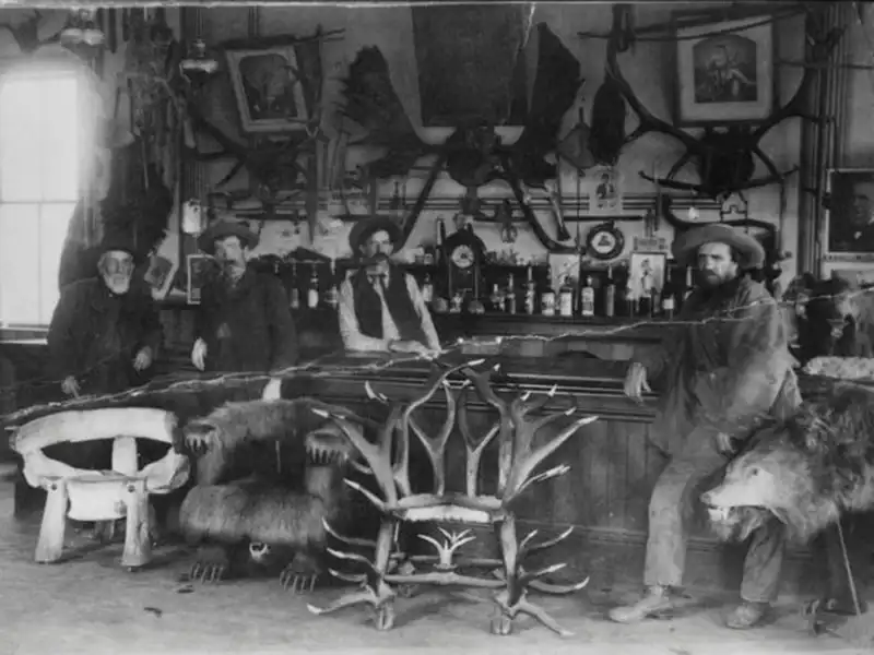 Tạp chí du lịch Wanderlust Tips 20 bức ảnh xưa cũ của những quầy bar khách sạn nổi tiếng thế giới