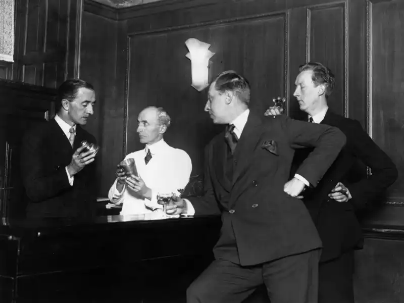 Tạp chí du lịch Wanderlust Tips 20 bức ảnh xưa cũ của những quầy bar khách sạn nổi tiếng thế giới