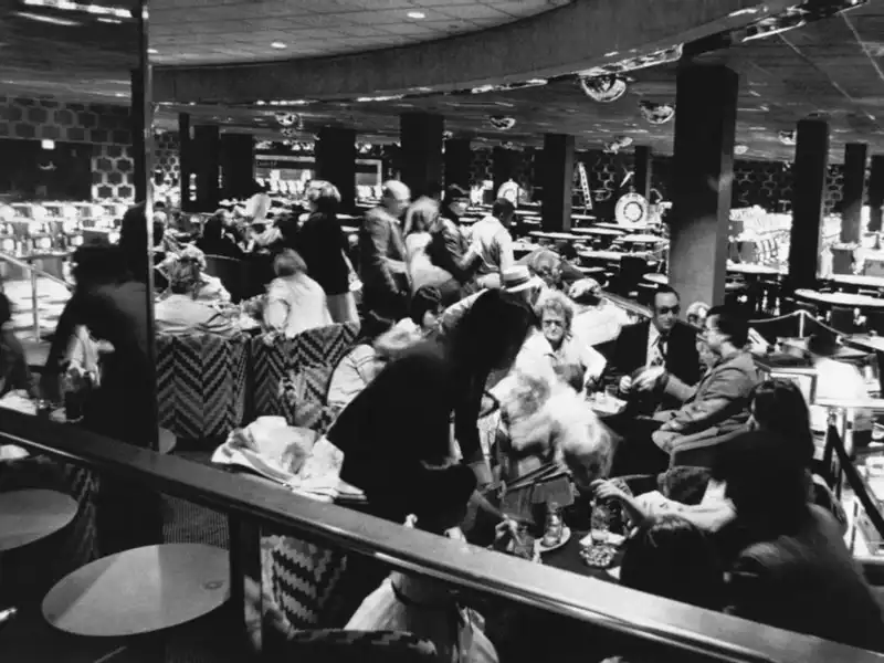 Tạp chí du lịch Wanderlust Tips 20 bức ảnh xưa cũ của những quầy bar khách sạn nổi tiếng thế giới