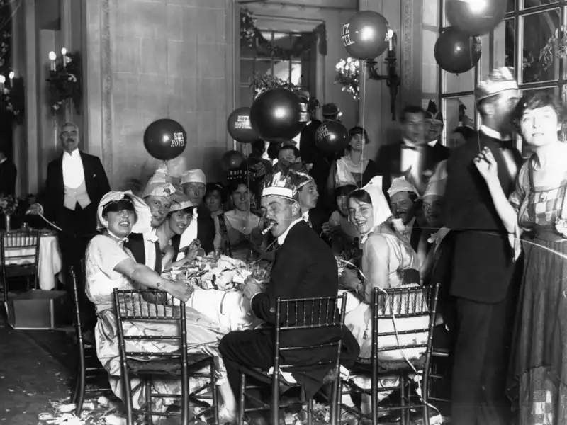 Tạp chí du lịch Wanderlust Tips 20 bức ảnh xưa cũ của những quầy bar khách sạn nổi tiếng thế giới