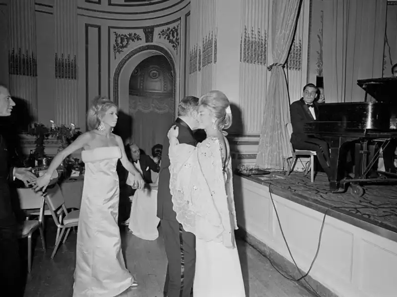 Tạp chí du lịch Wanderlust Tips 20 bức ảnh xưa cũ của những quầy bar khách sạn nổi tiếng thế giới