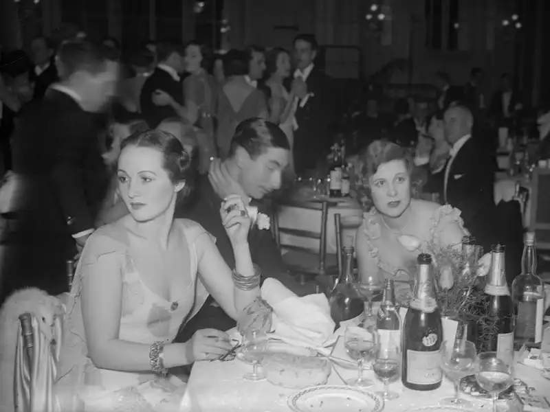 Tạp chí du lịch Wanderlust Tips 20 bức ảnh xưa cũ của những quầy bar khách sạn nổi tiếng thế giới